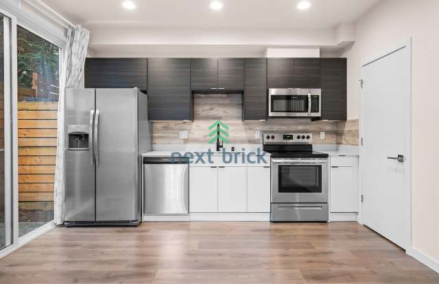 2 Beds 2 Baths Single-family House Available for Rent! - 8839 Midvale Avenue North, Seattle, WA 98103