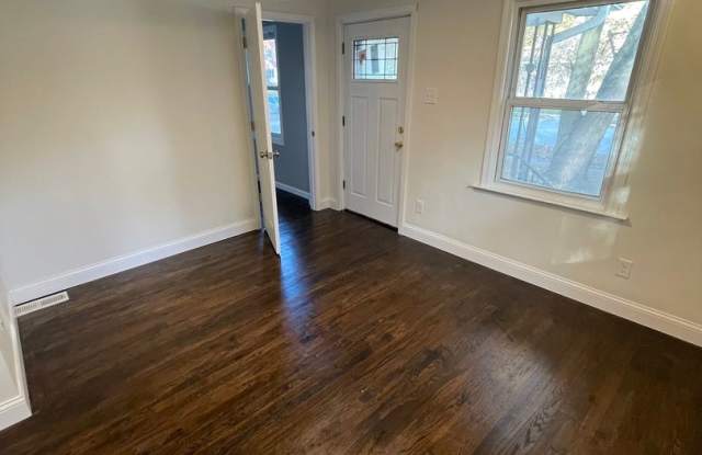 Charming 2bd/2ba Bungalow in Madison Heights Gallery 4