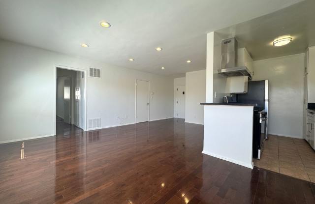 Spacious Top Floor 1 Bedroom in West Hollywood! photos photos