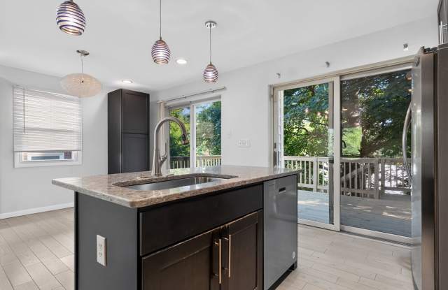 Luxury living in this bright, charming 3bd/2.5bth SF home in North Cleveland Park! Gallery 3
