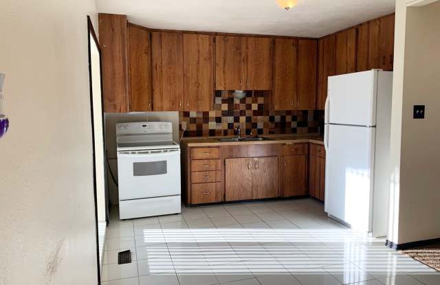 Three Bedroom Home in Kearns with very large detached garage! / Available now!! Gallery 1
