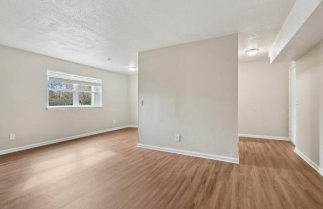 South Pointe Apartment Home Gallery 4