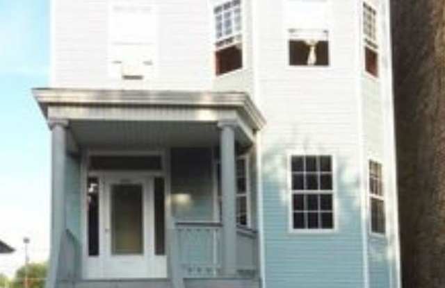 4207 N Sawyer Avenue Gallery 1