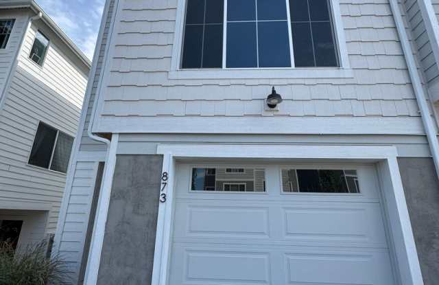 Gorgeous 4 bedroom 3 bath townhome available now photos photos