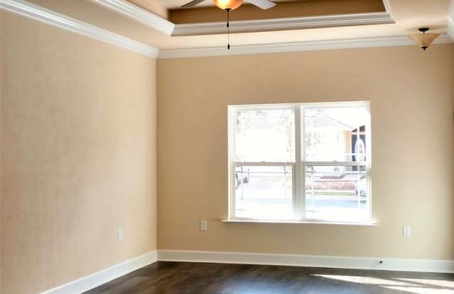 EXECUTIVE RENTAL, RESORT-STYLE LIVING! Gallery 4