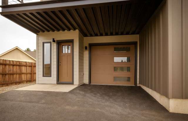 Your Bend Retreat: Spacious End Unit Townhouse with Pilot Butte Views photos photos