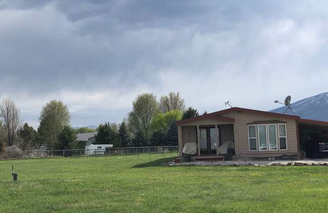 3 Bed, 2 Bath Hamilton Home on an acre! Gallery 1