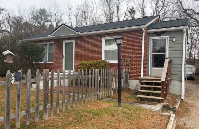 3 Bedroom, 2 Bathroom Home in the Heart of Blacksburg - 1012 Montgomery Street Northwest, Blacksburg, VA 24060