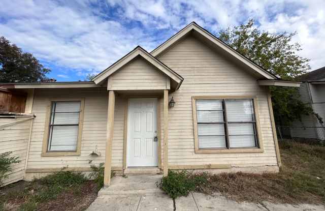 Pet-Friendly 2BR Home with Fenced Front & Backyard! photos photos