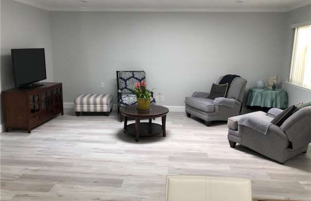 2325 Via Mariposa W Gallery 2