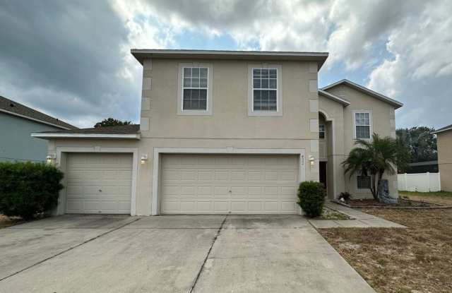 Humongous 2 story home 4 bedroom 2 bath in Auburndale - 422 Pine Shadow Lane, Auburndale, FL 33823