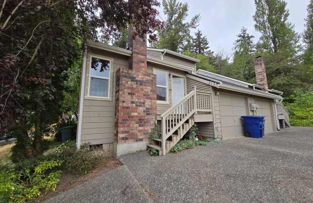 2Bd/1.5Ba Kenmore Duplex - 18713 67th Place Northeast, Kenmore, WA 98028