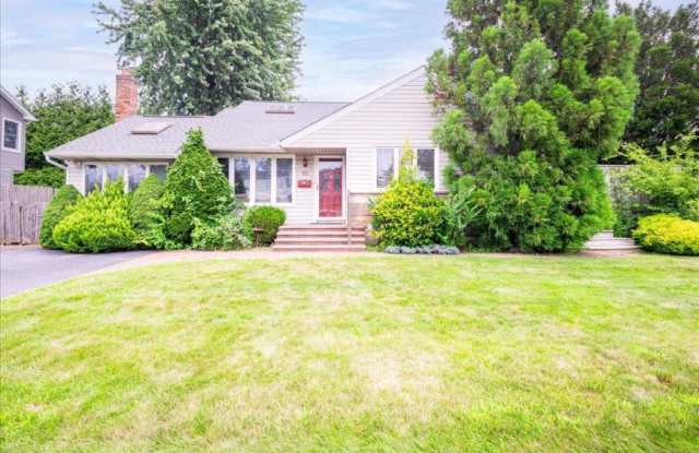10 Seneca Drive - 10 Seneca Drive, North Massapequa, NY 11758
