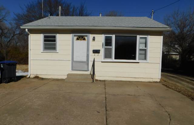 Cozy One Bedroom House in El Dorado! - 518 West 10th Avenue, El Dorado, KS 67042