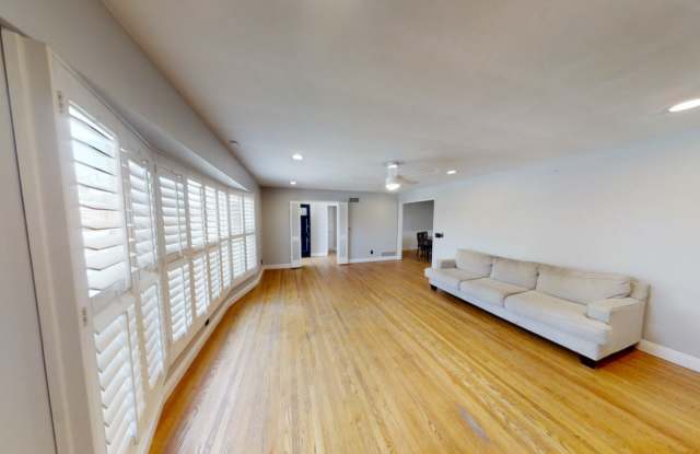 Beautiful 8 Bedroom on the Corner of Mary and 63rd!! Gallery 4