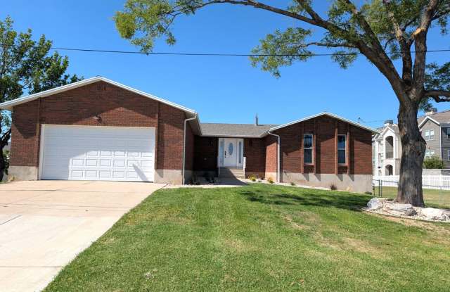 July FREE! Renovated 5-Bed Home + Optional Workshop/Shop Space in West Haven photos photos