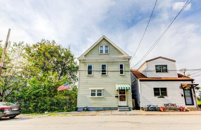 AVAILABLE AUGUST - 2 Bedroom Home w/ Large Bedrooms  Easy Street Parking! - 961 East Warrington Avenue, Pittsburgh, PA 15210