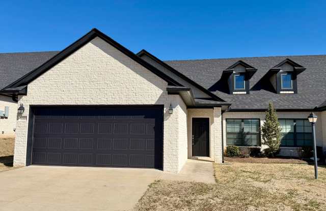 Spacious 3 Bedroom/2.5 Bathroom Townhome with Fenced Yard and Garage **First Full Month's Rent FREE** photos photos