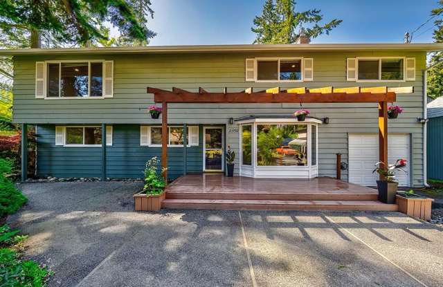 Edmonds 5 Bedroom 3.5 Bath Fully Fenced Gallery 4