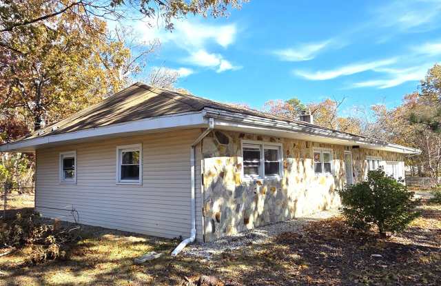 Updated 3 Bedroom with Den/Office Home for Rent Near Beautiful Lakes Gallery 3