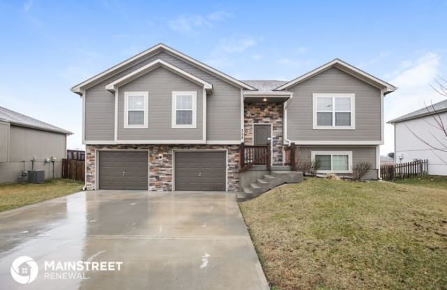 308 Golfview Drive - 308 Golfview Drive, Pleasant Hill, MO 64080