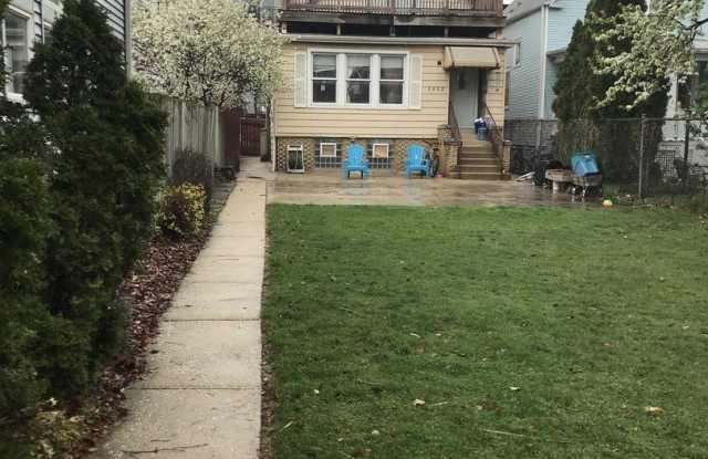 2452 W Winona Street photos photos