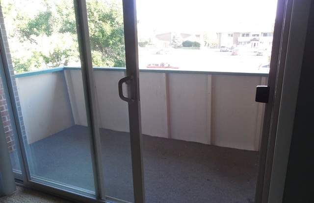 *AVAILABLE NOW*  2 bed 2 bath condo with community pool and on site parking! Gallery 4