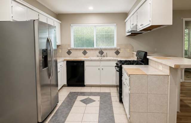 Charming 3 bedroom, 2 bathroom, 1 office/den. Gallery 4