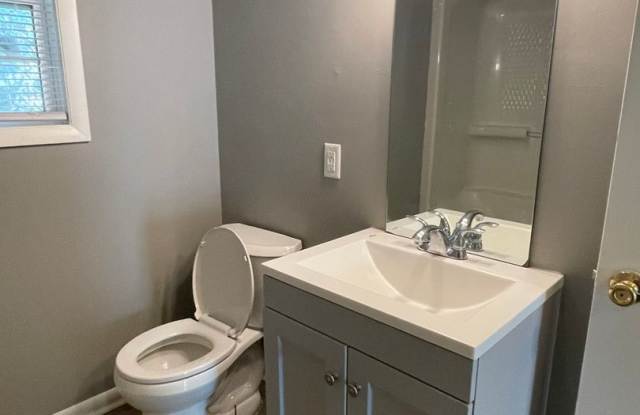 One Bedroom Duplex in Remerton! Gallery 4