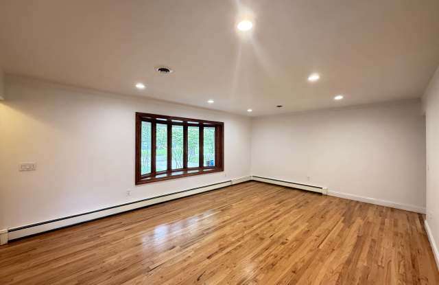 2727 Oakdale Drive Gallery 2