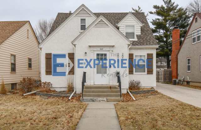 Stylish Furnished Duplex with Modern Finishes and Garage!  Short-Term Available! Gallery 1