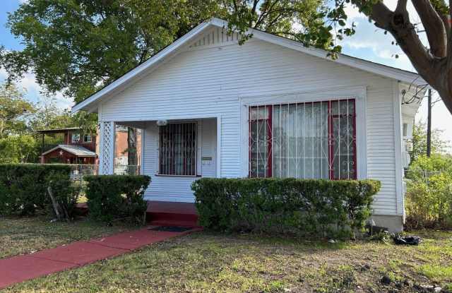 Newly renovated 3 bed/1 bath house for lease! Available Now! photos photos