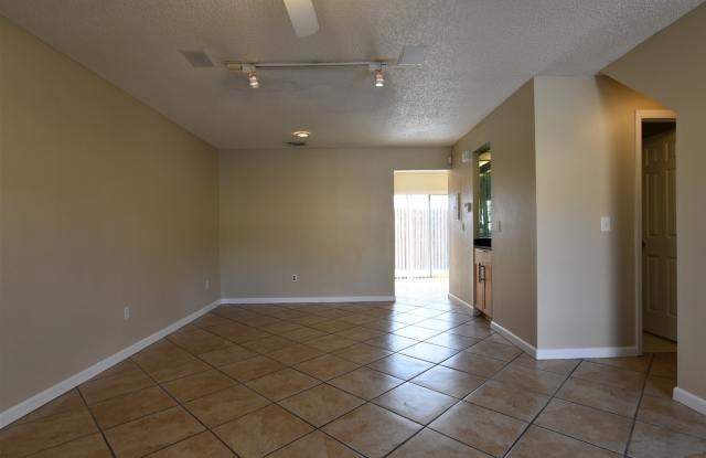 2br 2.5ba UPDATED home in Hidden Oaks, Winter Park!!! Kitchen UPDATED, Tile Floor downstairs, Community pool. Gallery 4