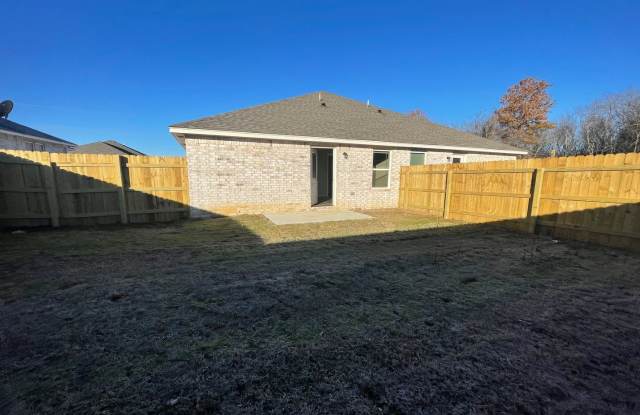 3 Bed 2 Bath, 2 Car Attached Garage - 1900 Cypress Street, Wagoner, OK 74467