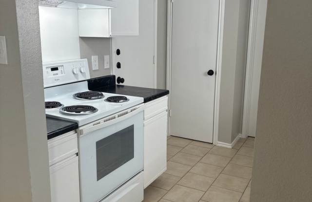 3 bedroom 2 bath Duplex Gallery 2