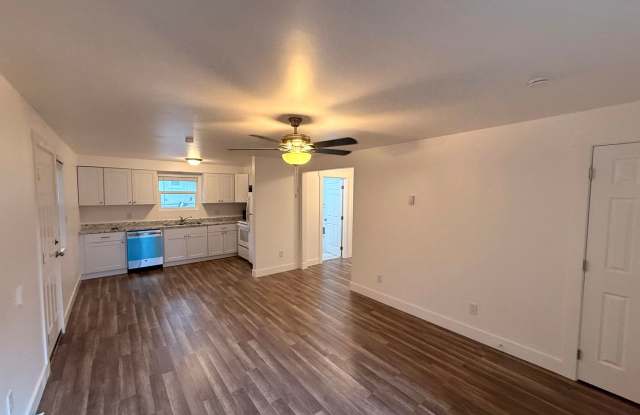 CHARMING AND COZY LIVING MINUTES FROM THE OLD MILL!! Gallery 4