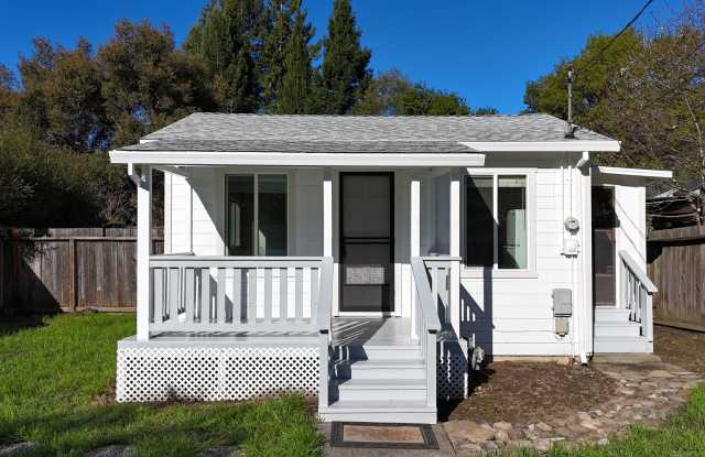 Charming Studio with Large Enclosed Front Yard! Water Included! - 13899 Village Avenue, Sonoma County, CA 95448