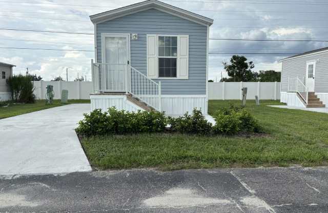 28 N Lakeside Gallery 1