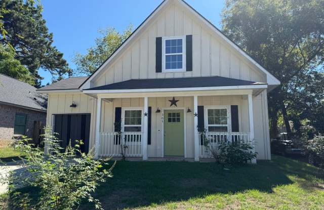 Ready for move in 3 Bedroom in Gladewater Gallery 1
