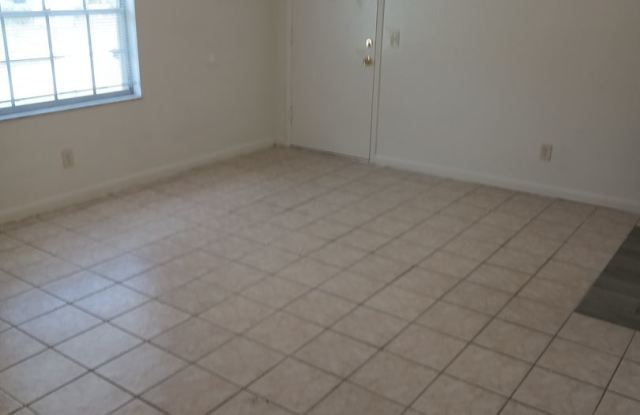2 Bedroom, 1 Bathroom Condo For Rent at 1633 W. Oak Ridge Road, Orlando FL 32809 Gallery 3