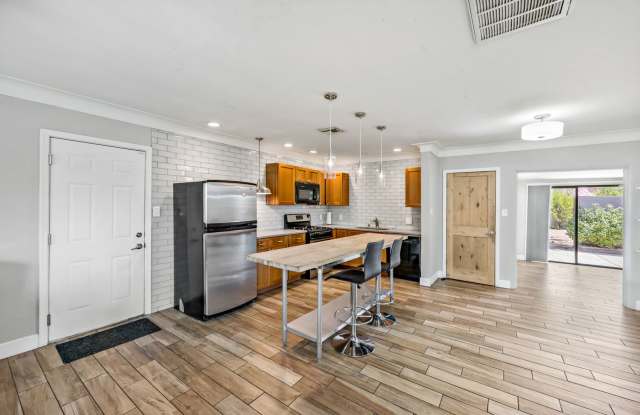 Luxury housing ,Close to U of A! Newly Renovated photos photos