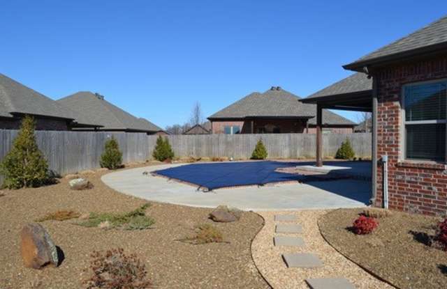 Gorgeous custom home with heated pool Gallery 4