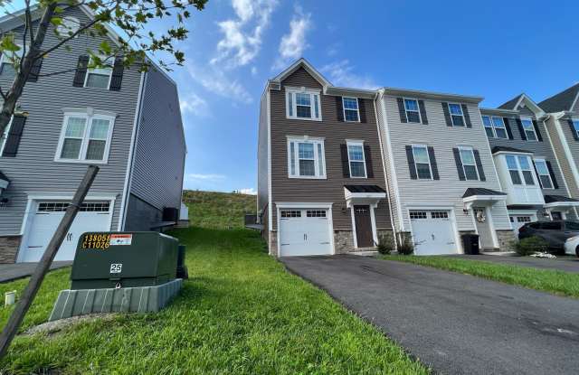 225 Stonehurst Drive - Townhome Gallery 1