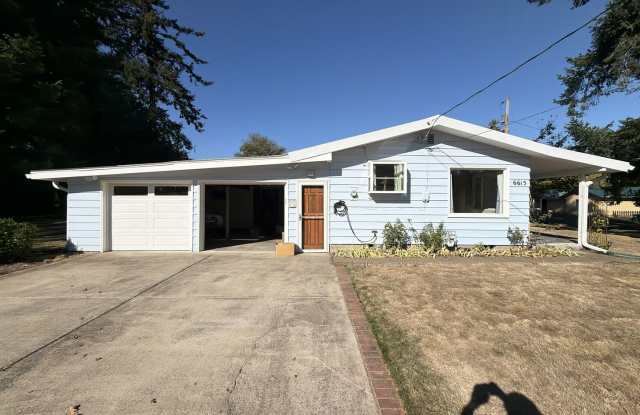Spacious Southwest Portland 2 Bedroom Home with Hardwood Floors, Decorative Fireplace, Attached 2-Car Garage & Large Backyard Gallery 4