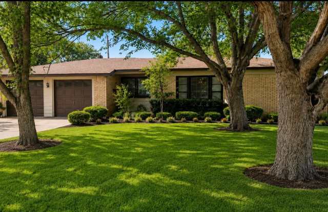 Charming 3 Bedroom, 2 Bathroom Home in Central Lubbock photos photos