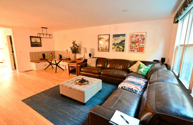 Spacious 2 Bed, 2 Bath Duplex in Logan Square | Garage Parking Available Gallery 1