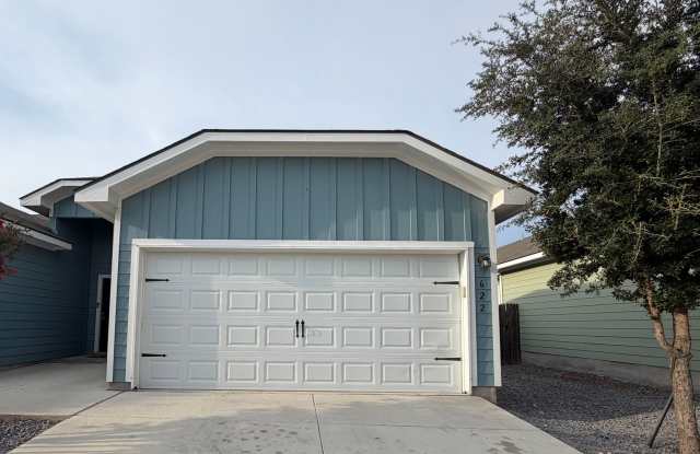 Luxury 3/2 Duplex in Seguin, Texas Gallery 1