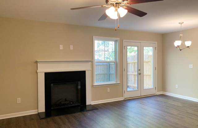 Very Nice Townhome in Great Location Gallery 3