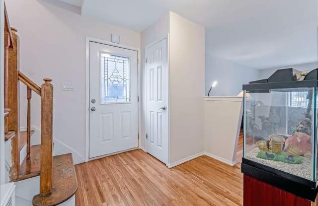 1559 Hering Avenue Gallery 2
