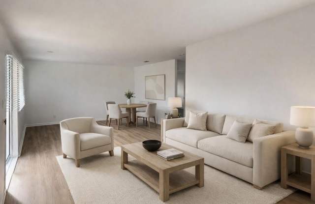 902 E Tiffany Dr photos photos